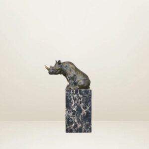 Rinoceronte en pedestal