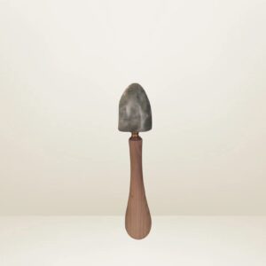 Piedra en peana de madera