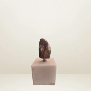 Piedra en peana de alabastro
